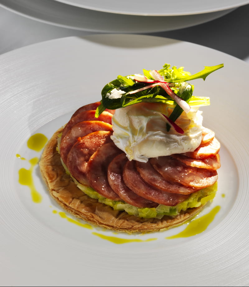 Tarte fine à la Morteau, étuvée de poireaux