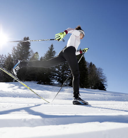 Femme pratiquant le ski de fond