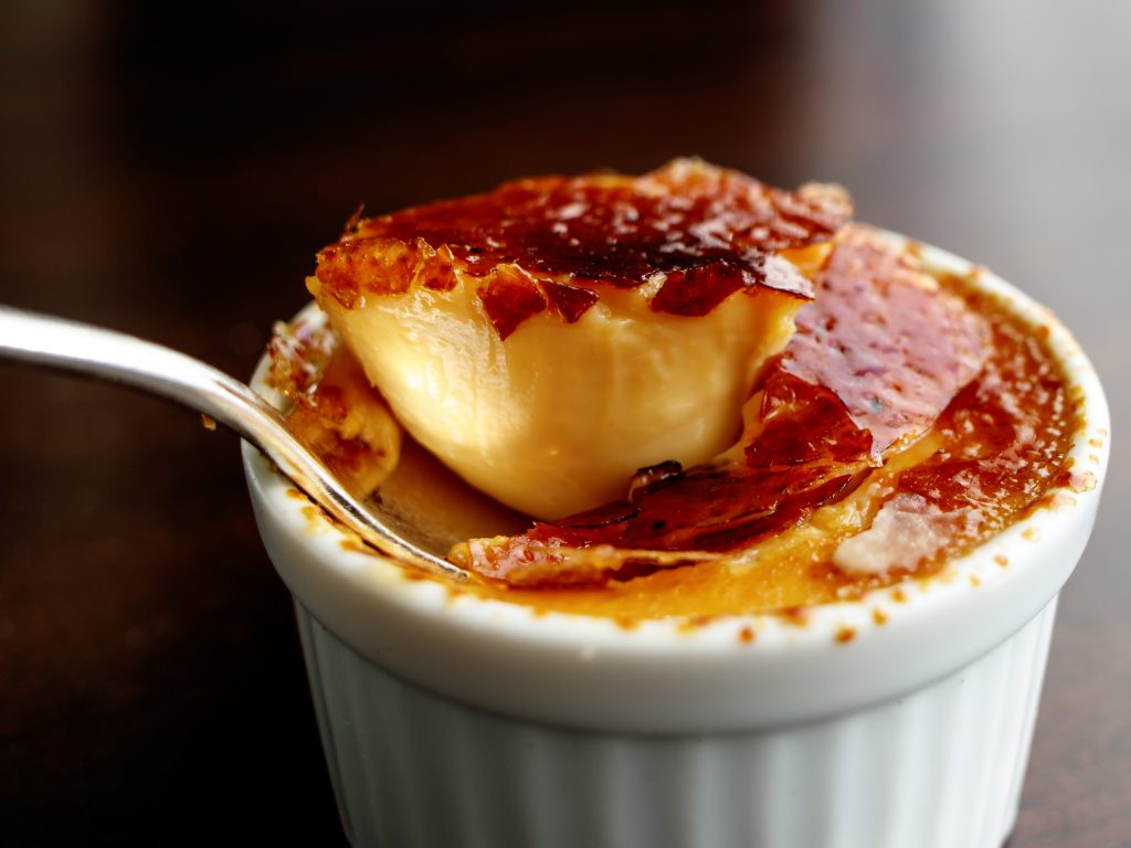 Crème brûlée à l'absinthe un dessert enivrant Montagnes du Jura