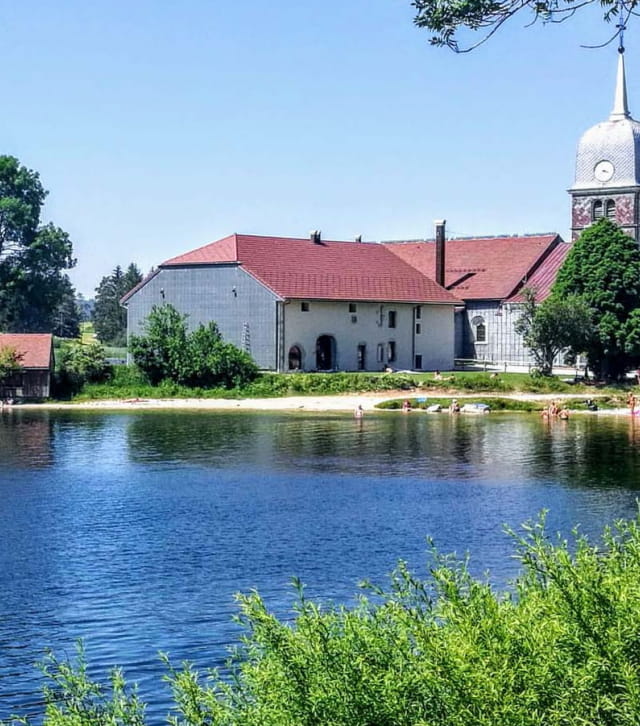 Lac de l'Abbaye dans le Jura