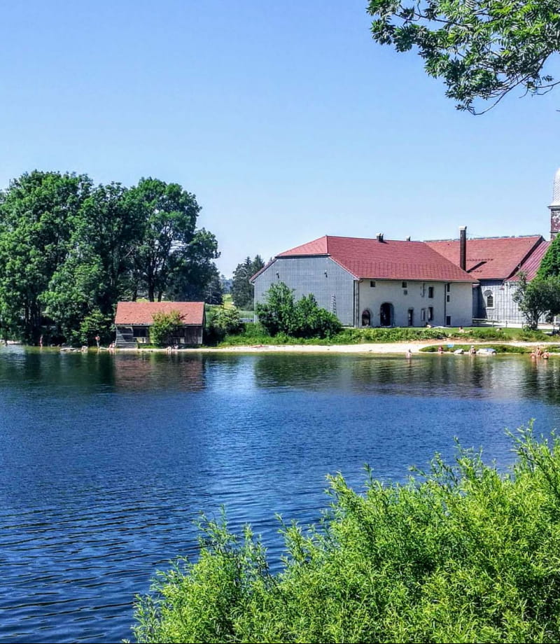 Lac de l'Abbaye dans le Jura