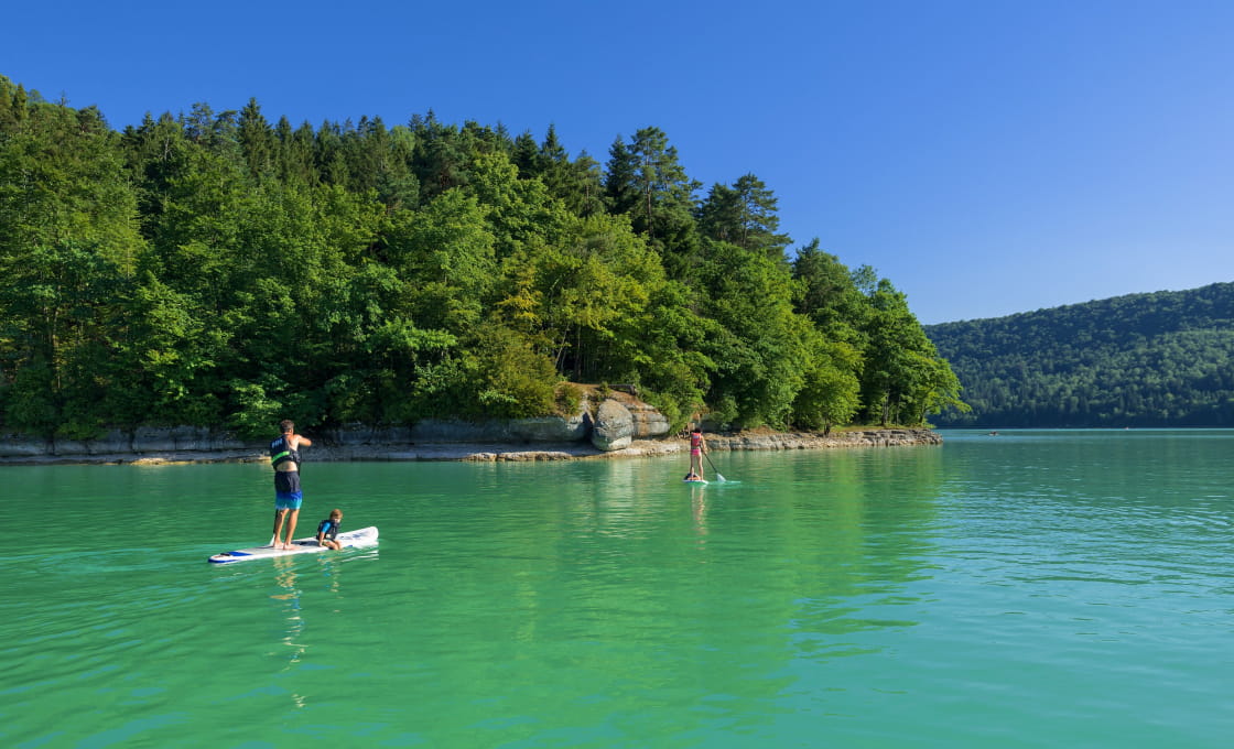 Le lac de Vouglans immense et splendide Montagnes du Jura