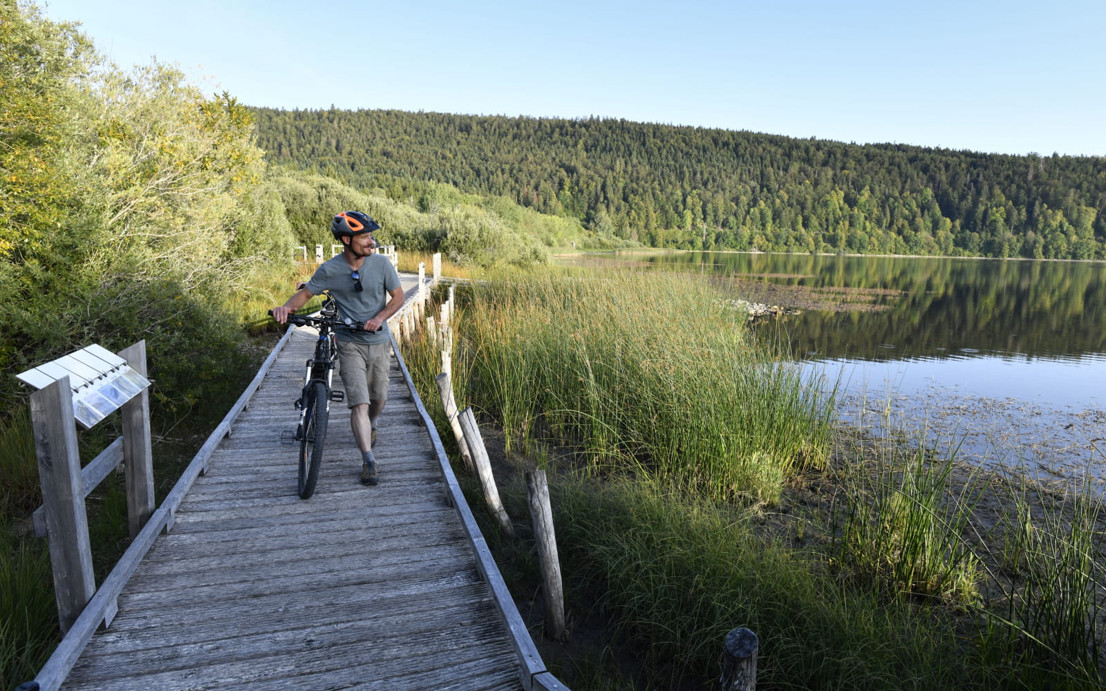 Pause VTT sur les rives du lac de Bouverans
