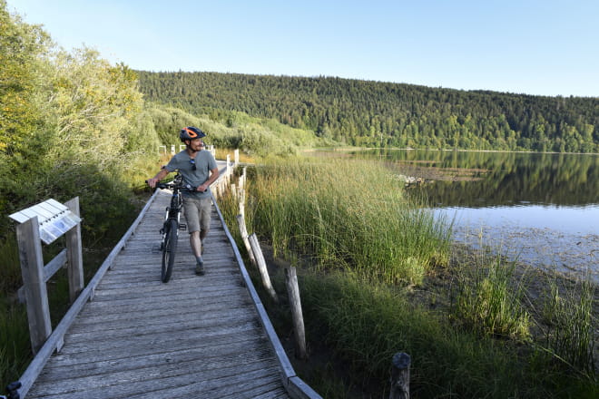 Pause VTT sur les rives du lac de Bouverans