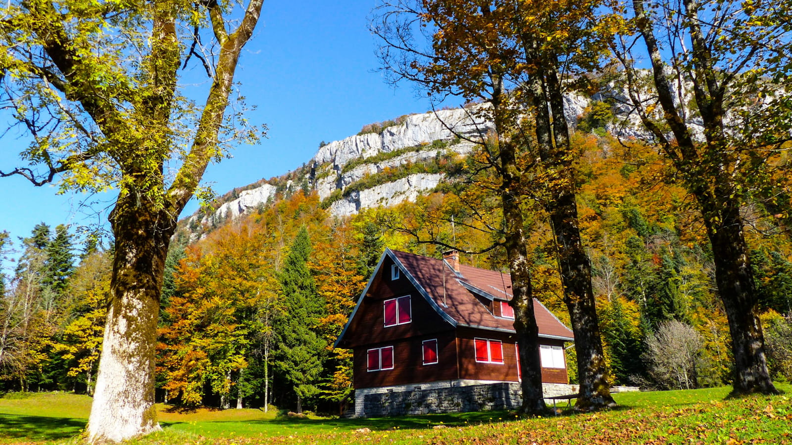 Maison au bord du Lac de Bonlieu à l'automne