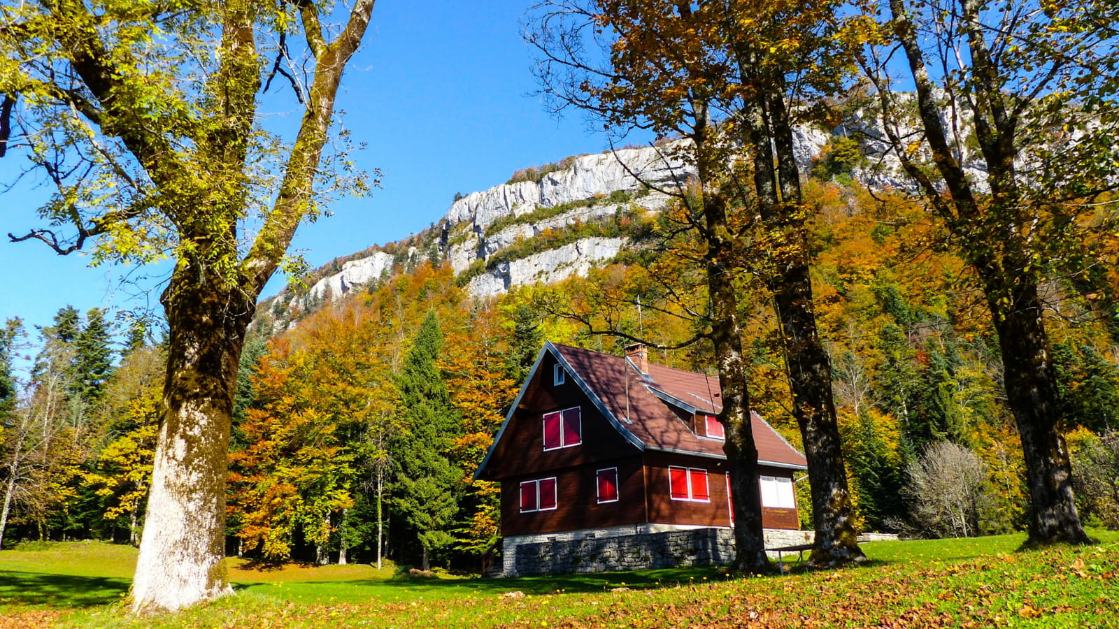 Maison au bord du Lac de Bonlieu à l'automne