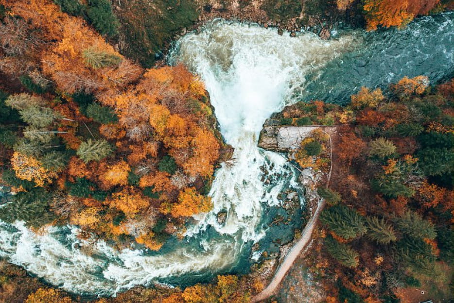 Vue aérienne de la Chute du Saut du Doubs à l'automne