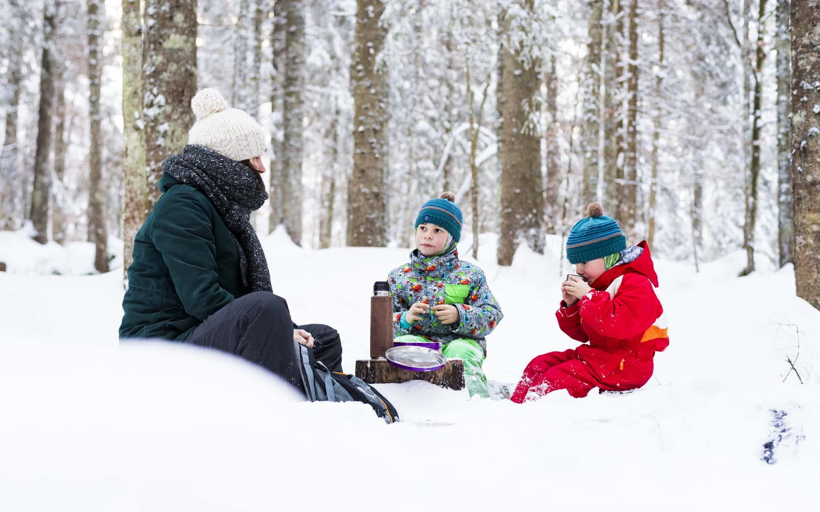 Pause gouter à la neige en famille