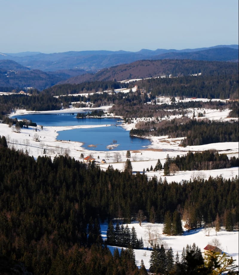 Lac de Bellefontaine et des Mortes sous la neige
