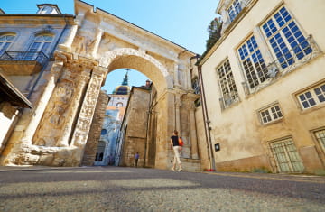 Besançon : porte noire et la cathédrale Saint-Jean