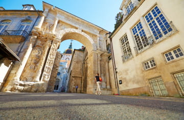Besançon : porte noire et la cathédrale Saint-Jean