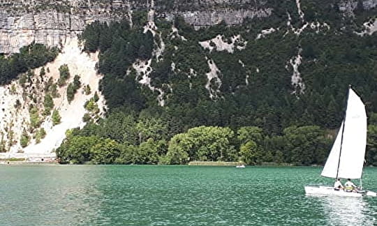 sortie en catamaran sur le lac de nantua