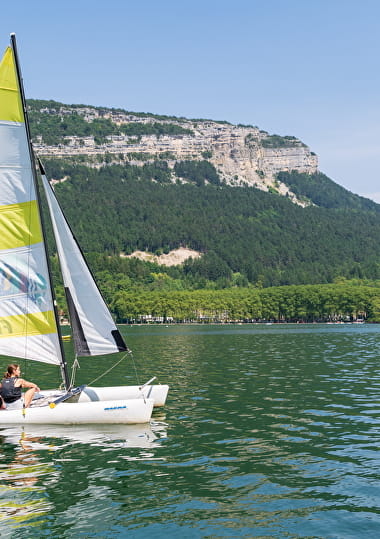 Catamaran sur le lac de Nantua