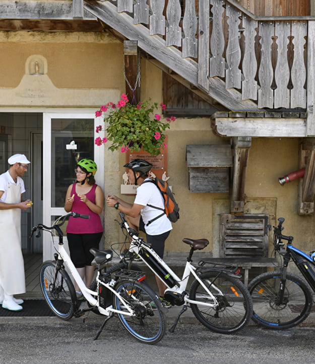 Pause devant la Fruitière à Comté - Circuit cyclo labellisé 'Vélo et Fromages'
