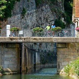 Cyclistes sur la voie verte Eurovéloroute à Rochefort sur Nenon