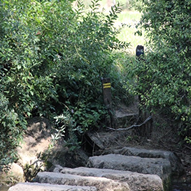 Côte de Thioles, Menhir et gués
