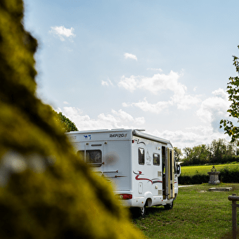 Aire de service camping-car - Parking du Domaine de Chalain - DOUCIER