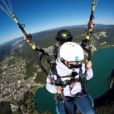 Baptême en parapente au dessus du lac de Nantua