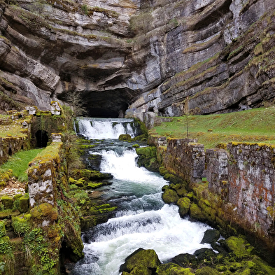 Source de la Loue et Aiguillons de Brasse