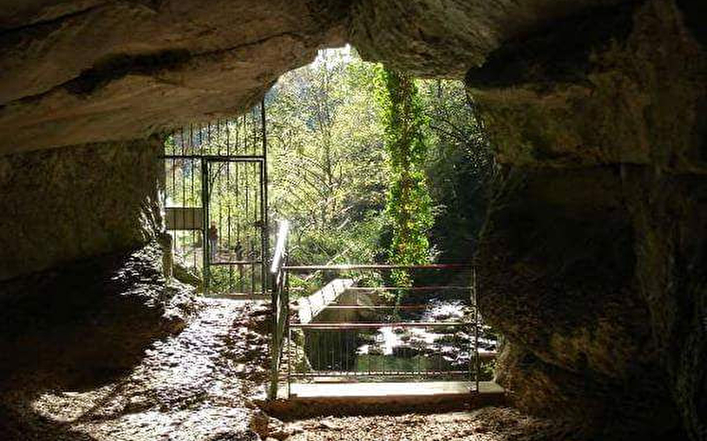 Reculée et grotte de Corveissiat