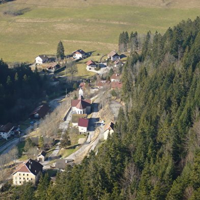 Derrière le Mont