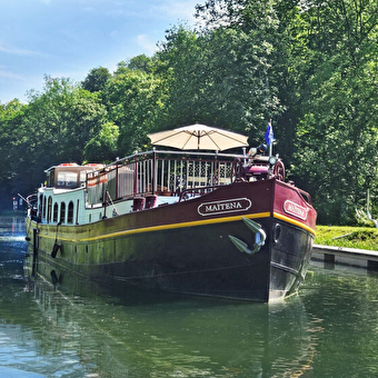 Mini-croisière autour de Dole : luxe et sérénité en péniche privée -
