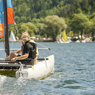 Canoë, yoga kayak, paddle, pirogue et planche à voile sur le lac de Nantua