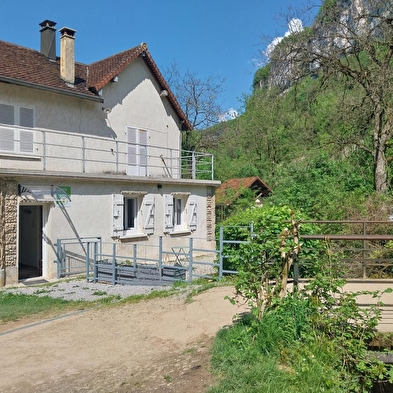 Au pied de la cascade