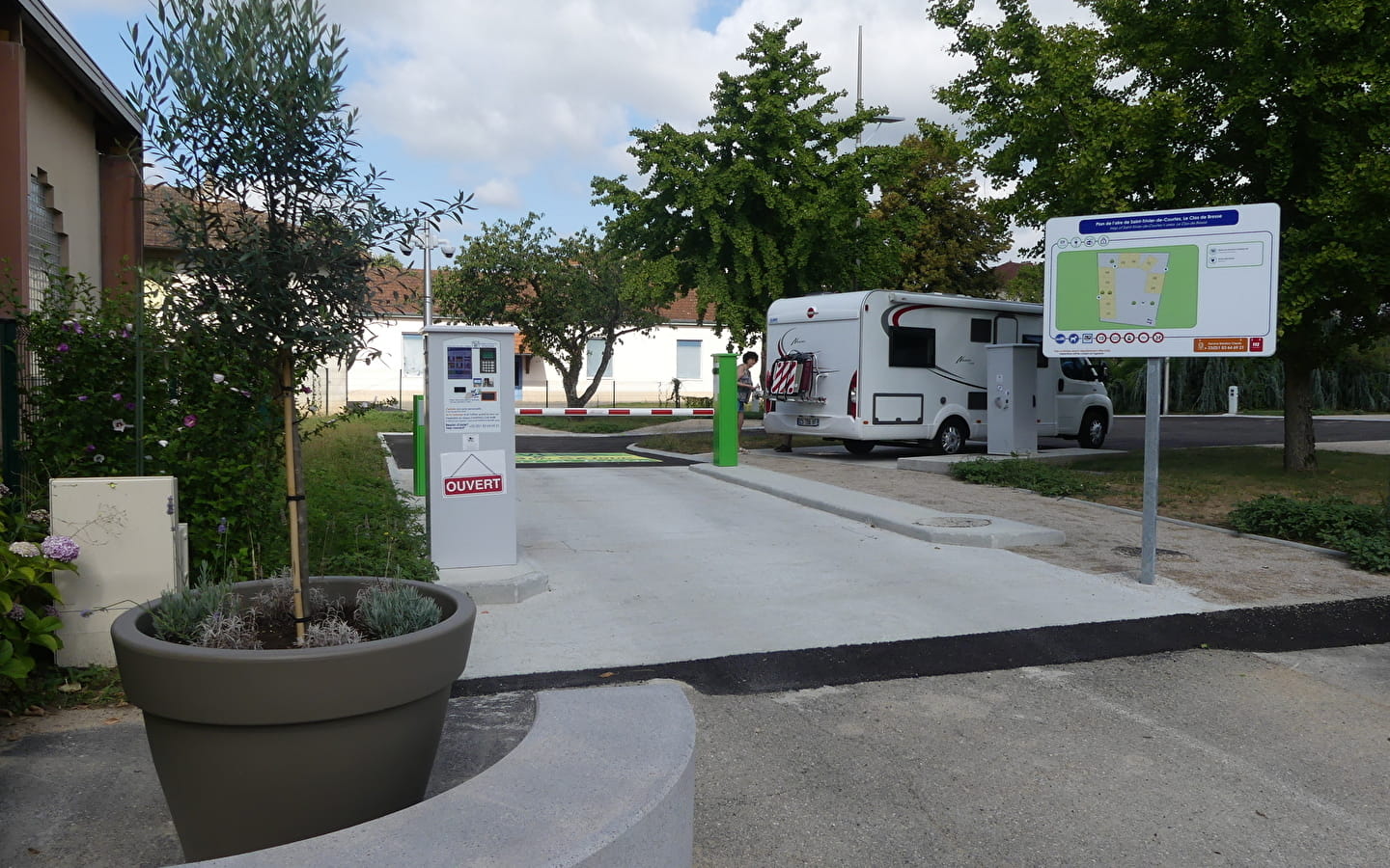 Aire Camping-Car Park de Saint-Trivier-de-Courtes