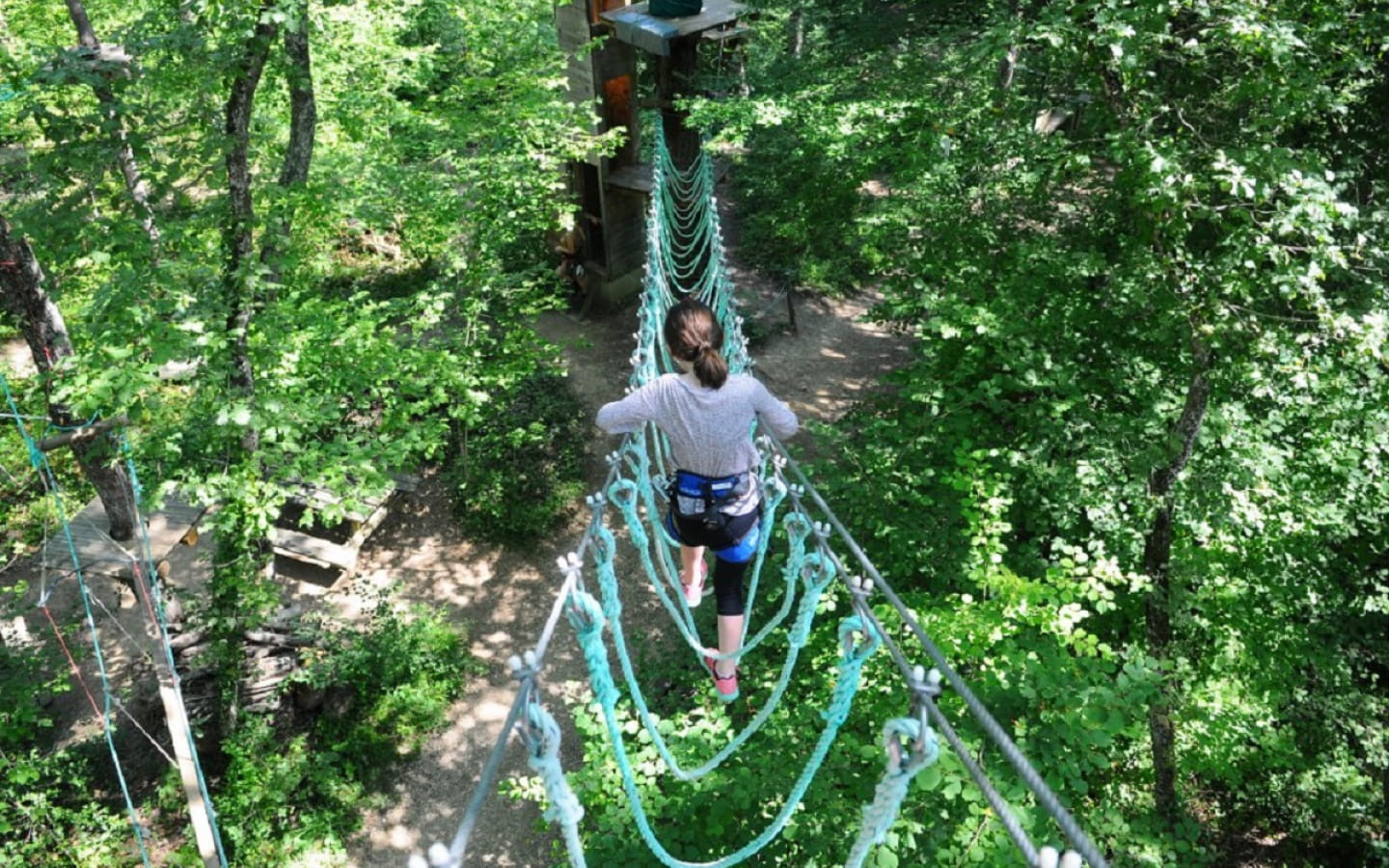 Accrobranche Parcours Rouge : ados et adultes avec Branche Evasion