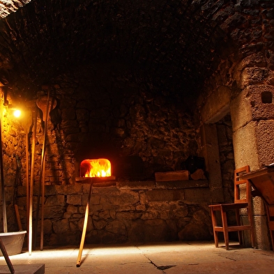Enfournement des pains et des brioches - Ecomusée maison Michaud