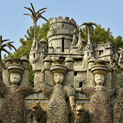 Excursion Hauterives : Palais idéal du Facteur Cheval et prieuré de Charrières