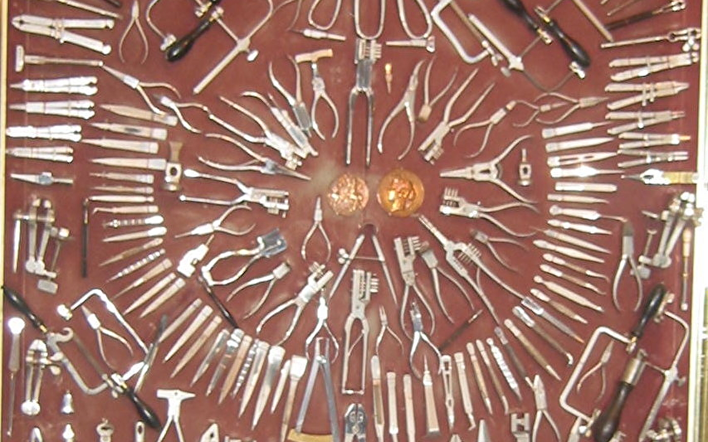Exposition 'Avant la pince, l'outil d'horlogerie'