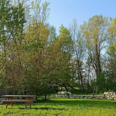 Aire de pique nique au point d'information de St Sorlin en Bugey