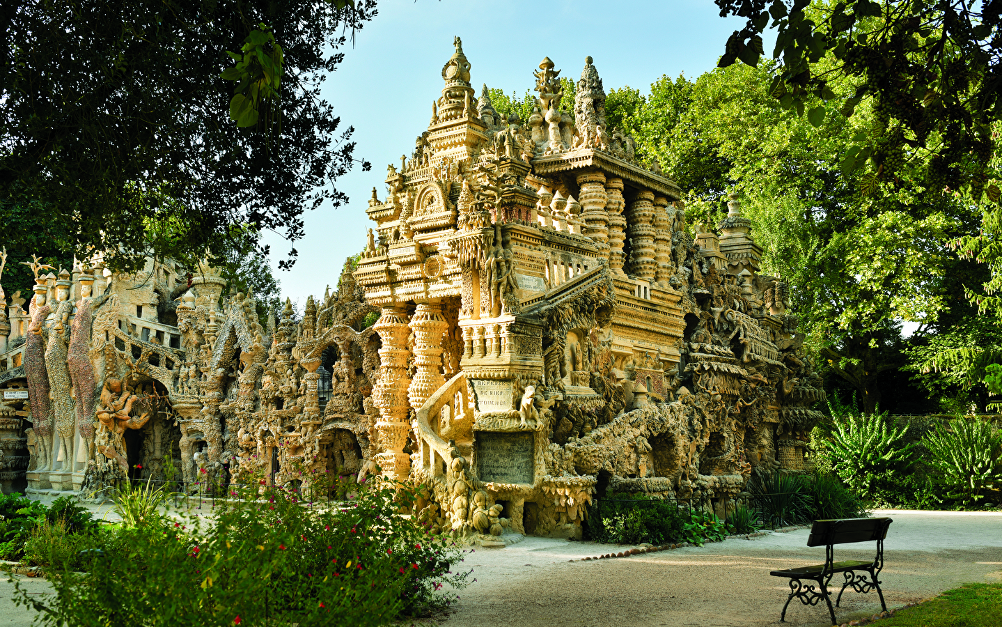 Excursion Hauterives : Palais idéal du Facteur Cheval et prieuré de Charrières