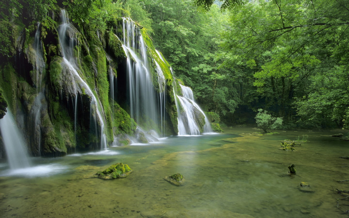 Reculée des Planches et cascade des Tufs