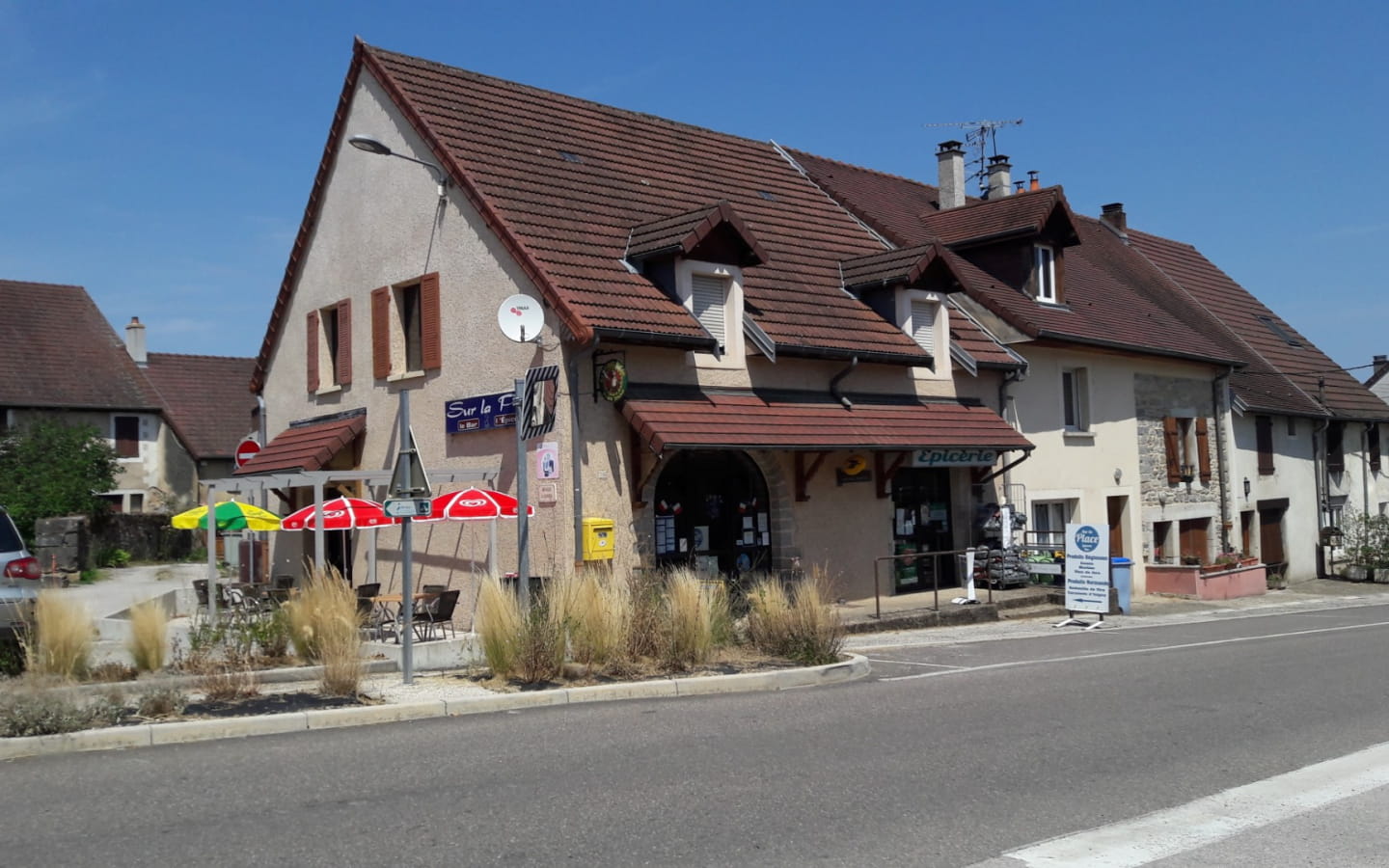 Bar épicerie - sur la place