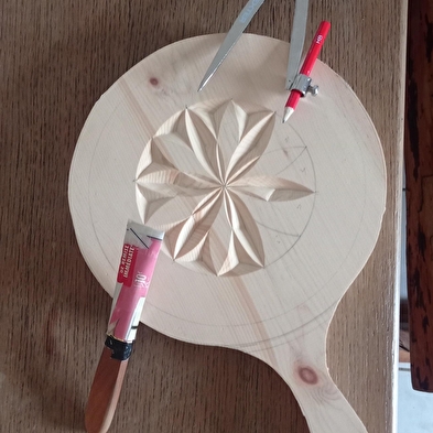 Scintiller au fil des saisons : initiation à la sculpture au couteau et vente d'objets en bois sculpté
