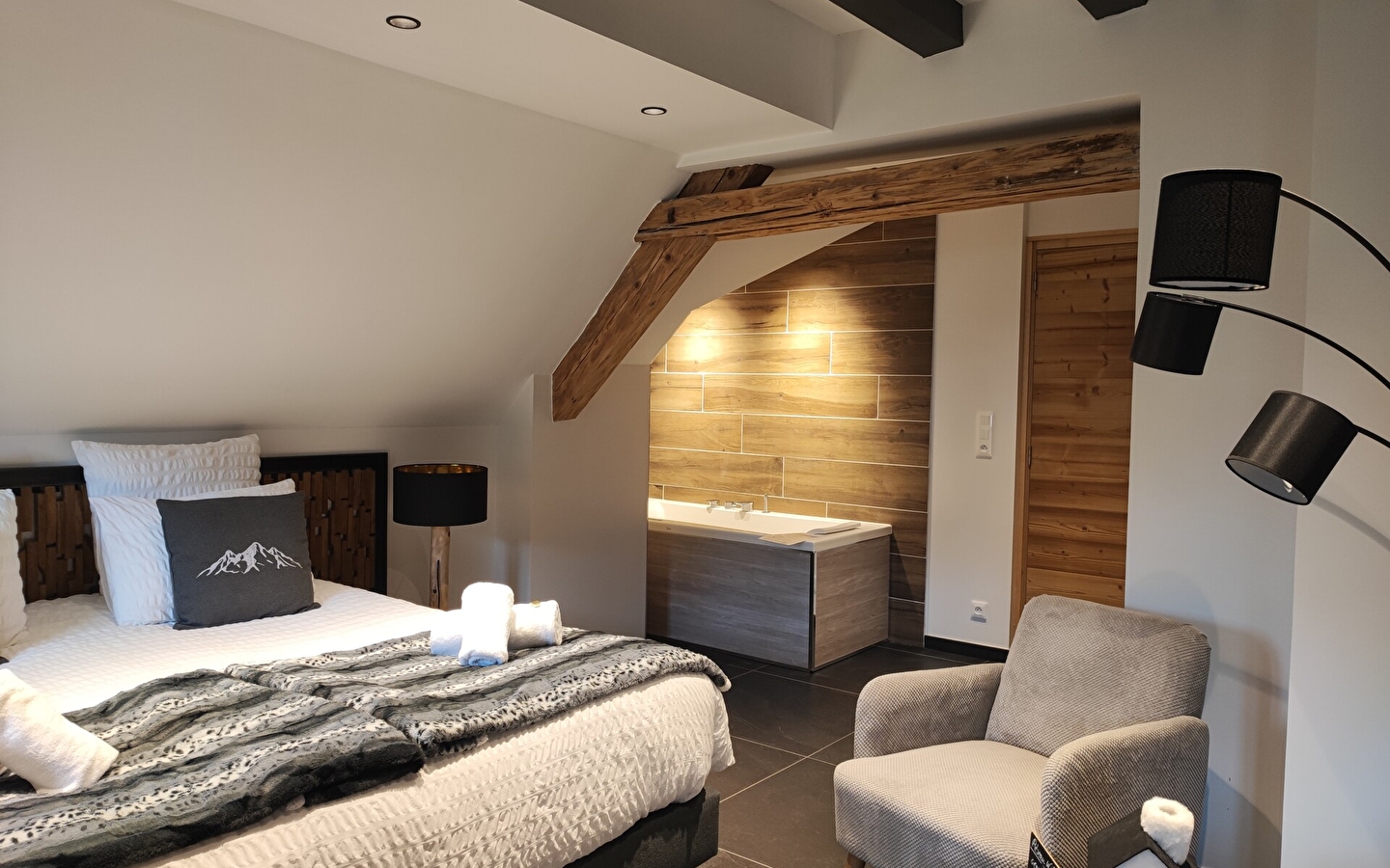 Géraniums et Neige Fraiche - Suite Bellevue de Haut Standing - Baignoire balnéothérapie massante privatif