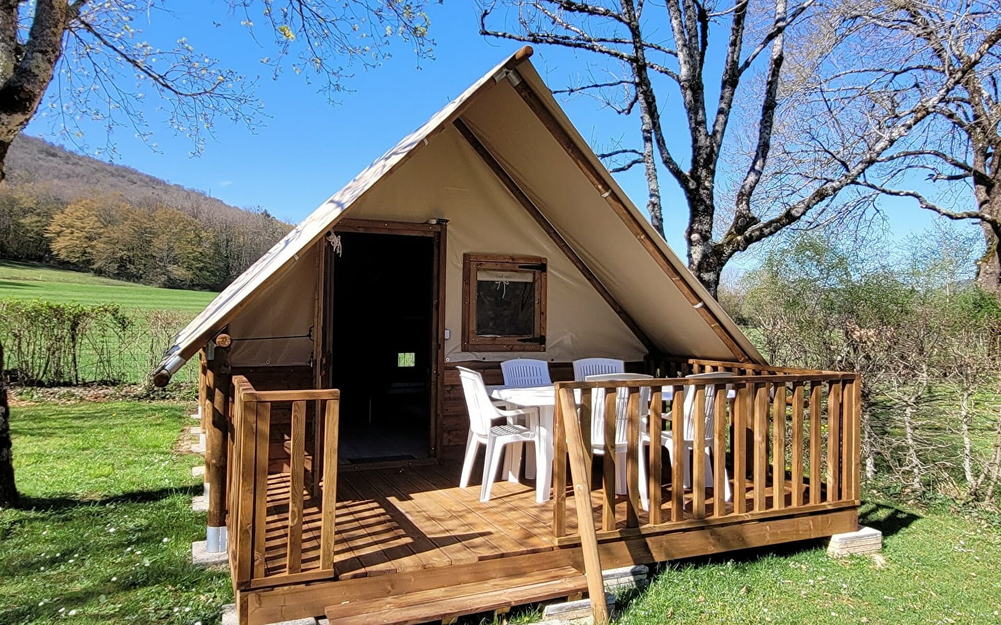 Tentes lodges Amazone Montagnes du Jura