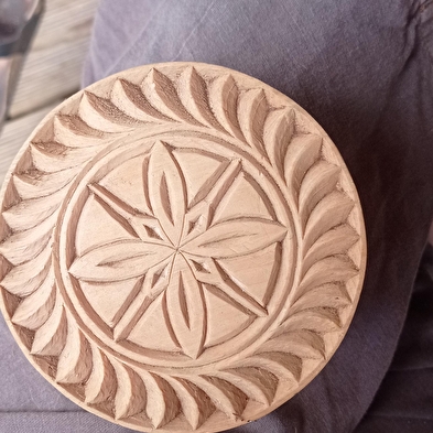 Scintiller au fil des saisons : initiation à la sculpture au couteau et vente d'objets en bois sculpté