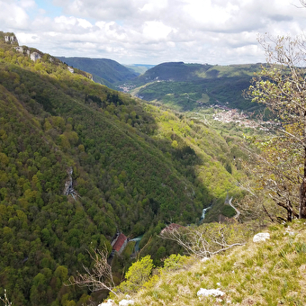 Source de la Loue et Aiguillons de Brasse - OUHANS