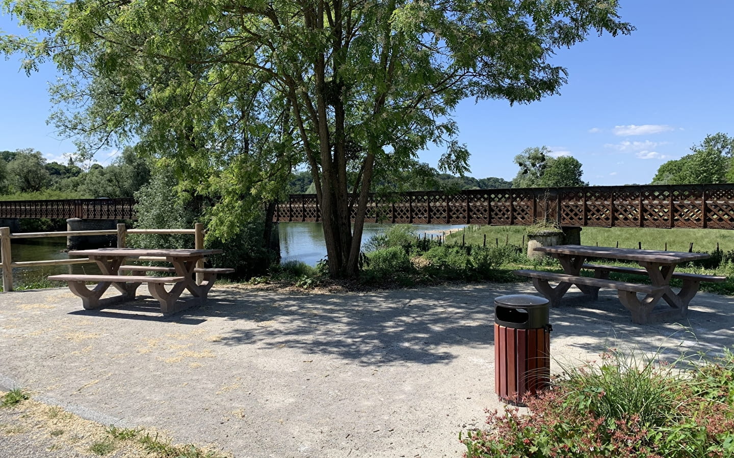 Aire de camping-cars au bord du Doubs