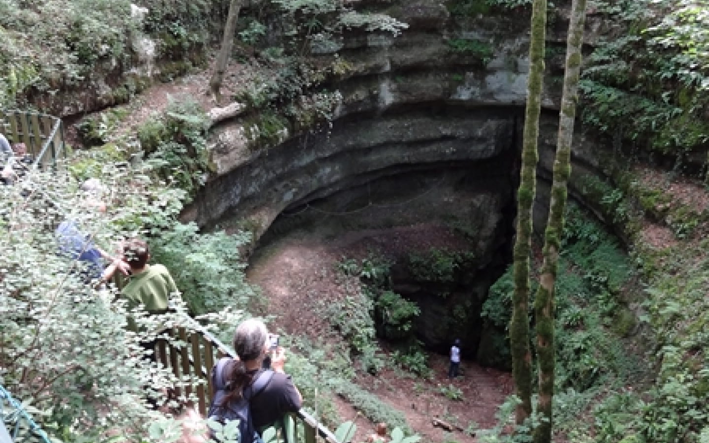 Sentier karstique du Grand Bois et grotte Maëva