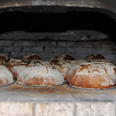 Enfournement des pains et des brioches - Écomusée Maison Michaud