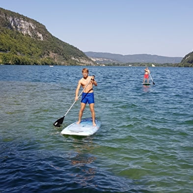 Stand up paddle sur la lac de Nantua