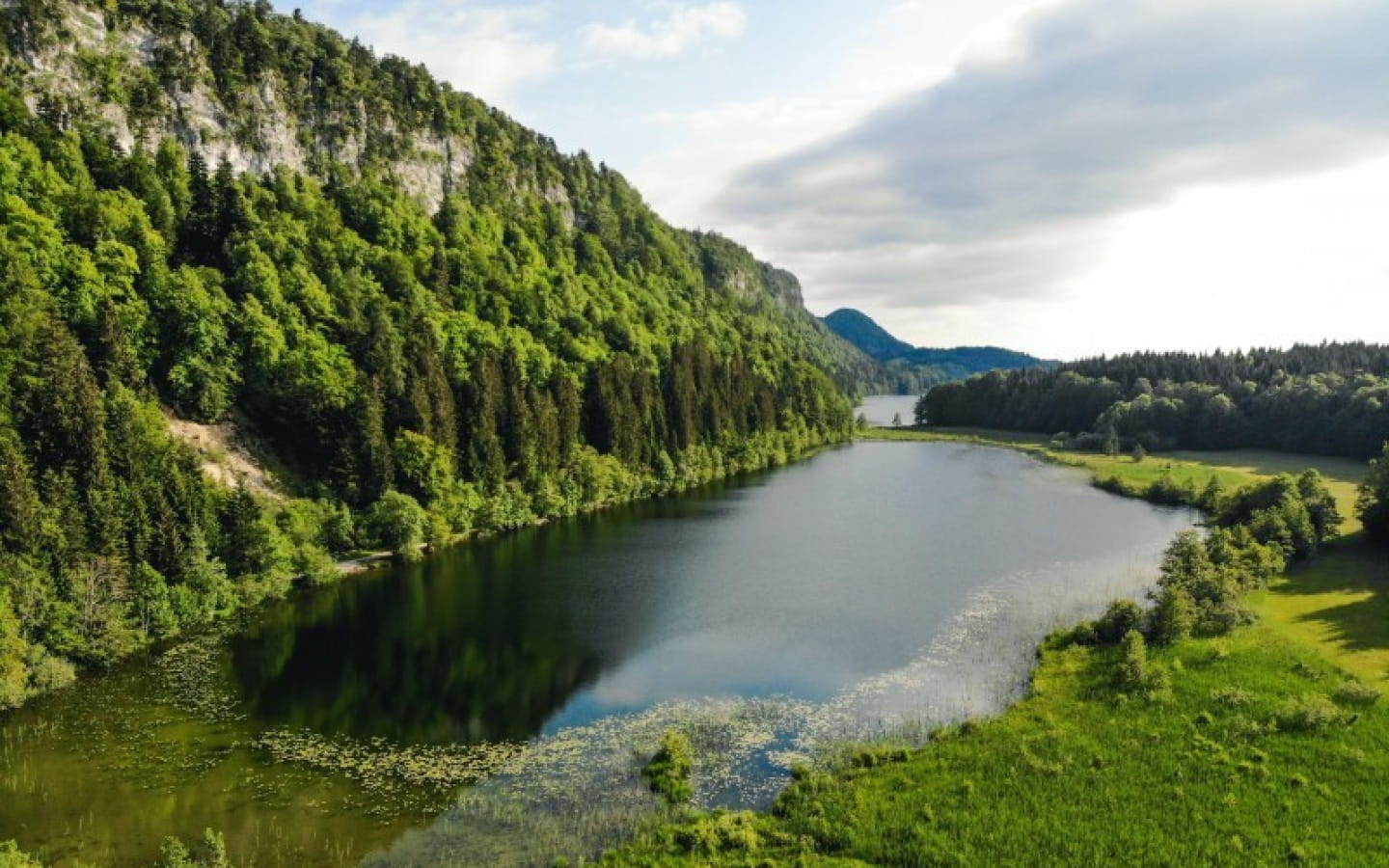 L'Échappée Jurassienne : randonnées au milieu des lacs et cascades