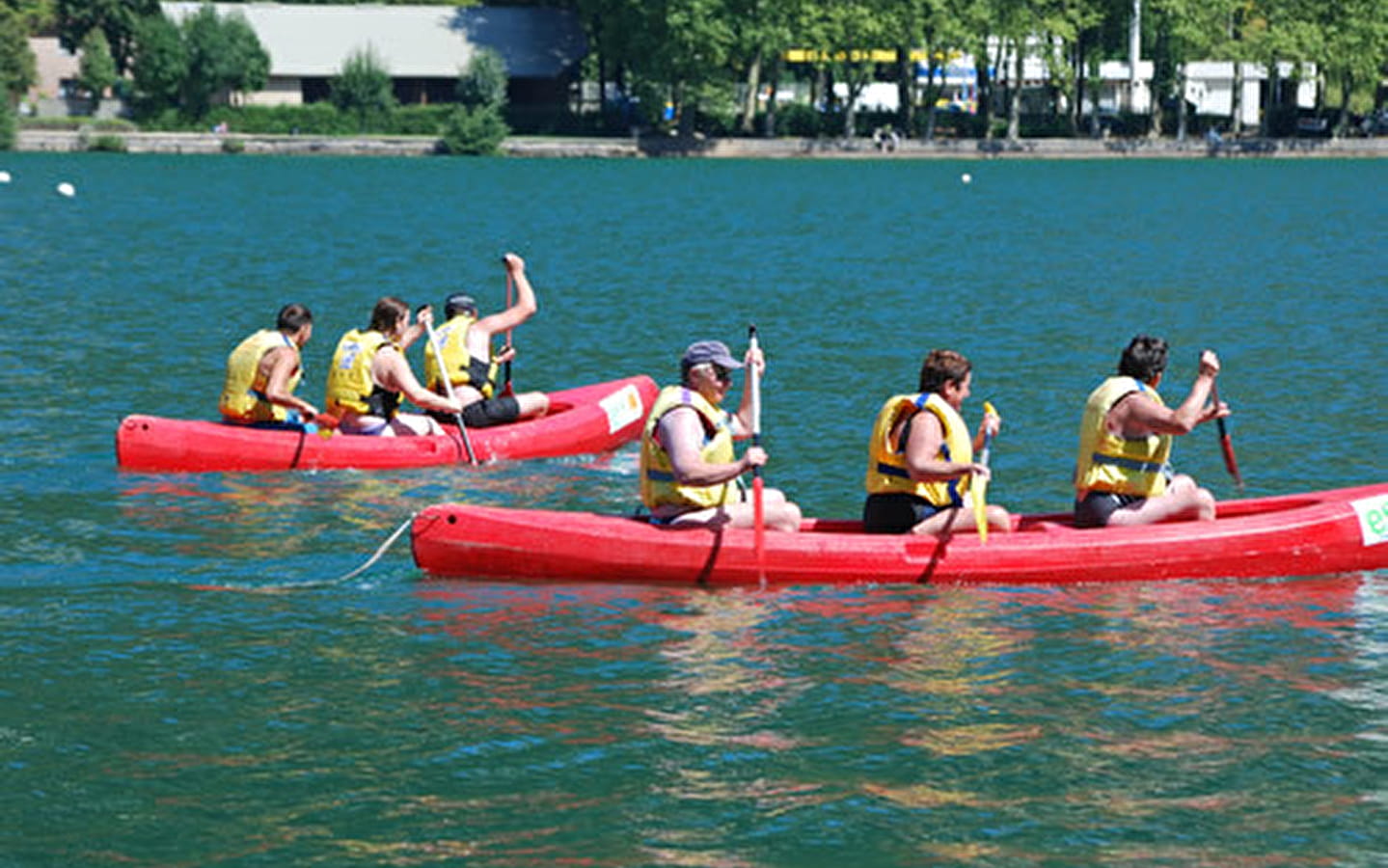 Canoë, yoga kayak, paddle, pirogue et planche à voile sur le lac de Nantua