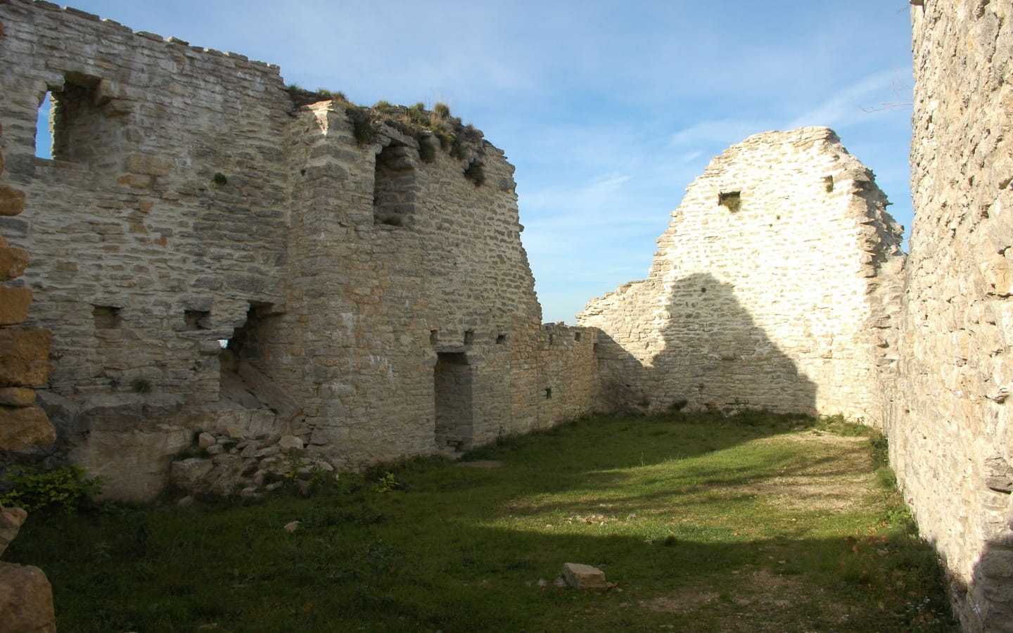 Pic et vestiges du château d'Oliferne