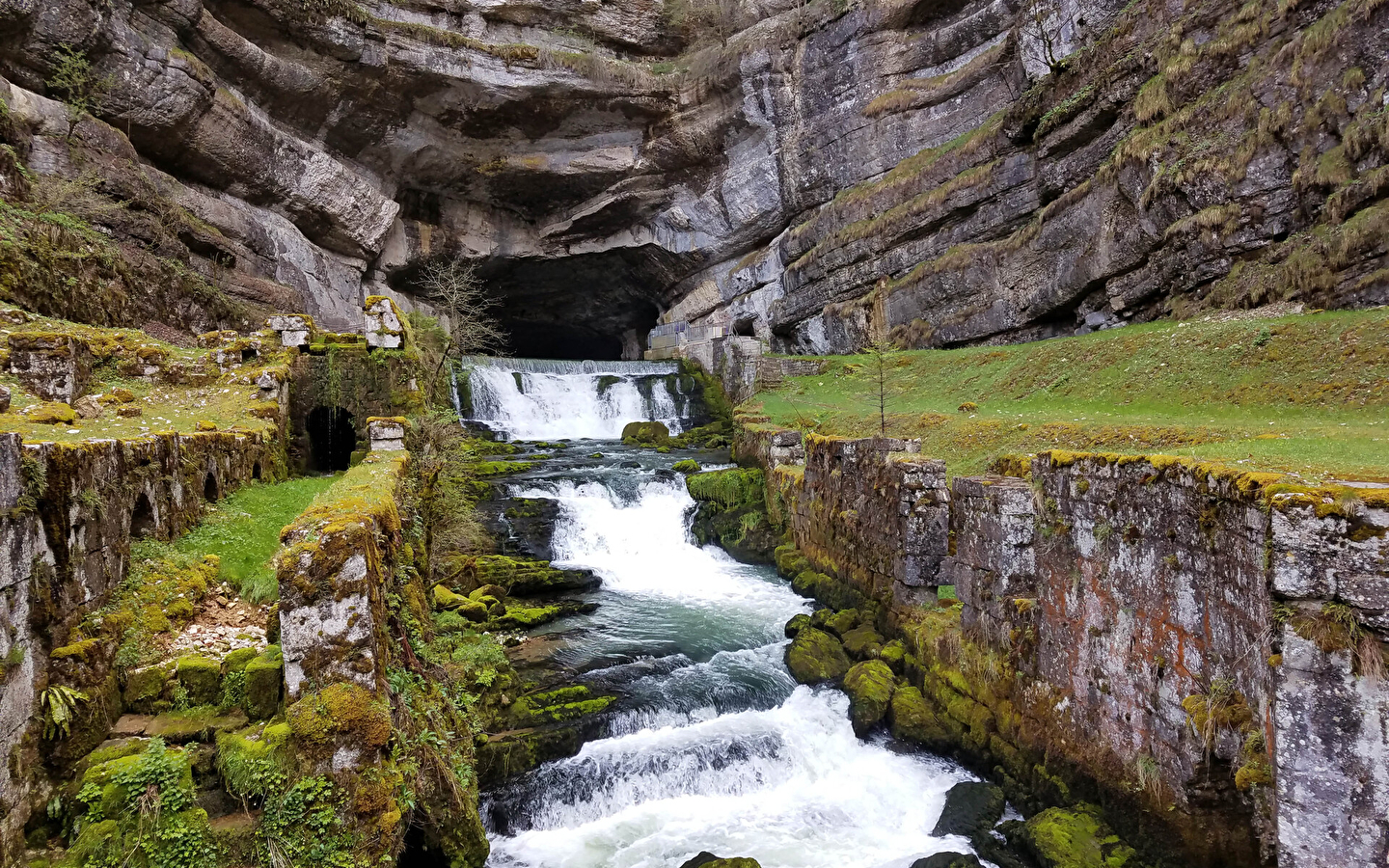 Sentier Courbet 4 : La Source de la Loue et sa vallée